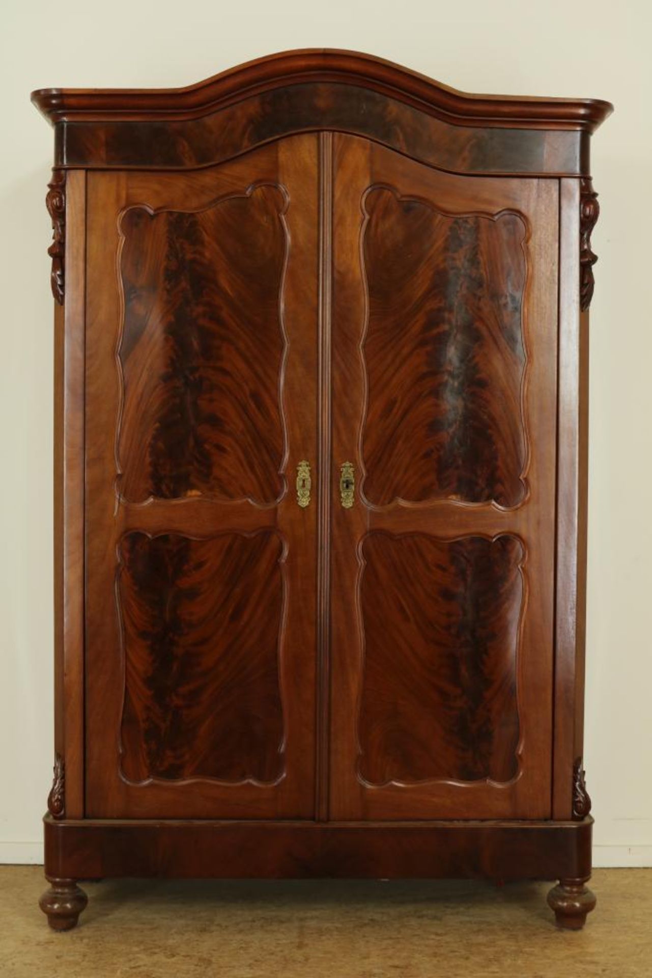 Mahonie Biedermeier linnenkast met 2 paneeldeuren, 19e eeuw, h. 198, br. 130, d. 46 cm.