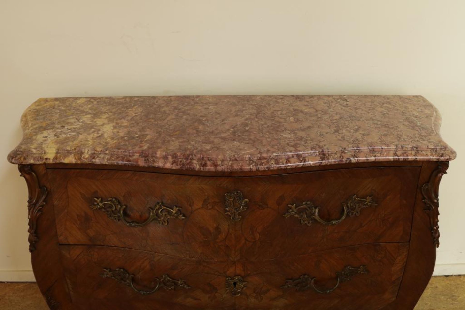 Notenhouten Louis XV-stijl gebombeerde commode met marmeren blad, 2 ingelegde laden voorzien van - Bild 2 aus 7