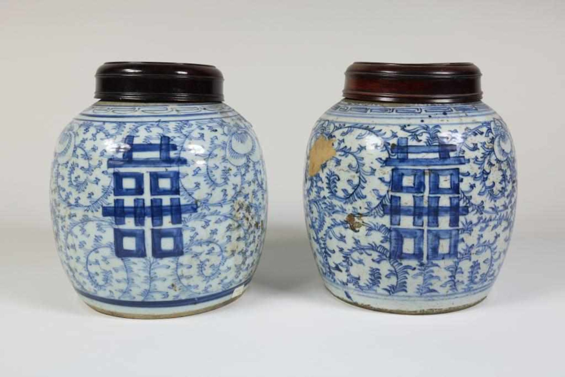 a pair of 2 chinese porcelain jars, 19th century, h. 20 cm.Stel porseleinen gemberpotten met