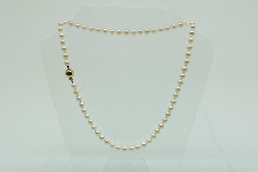 A cultivated pearl necklace with yellow gold lock, 585/000, gross w. 23,2gr, length 45cm.Een cultivé