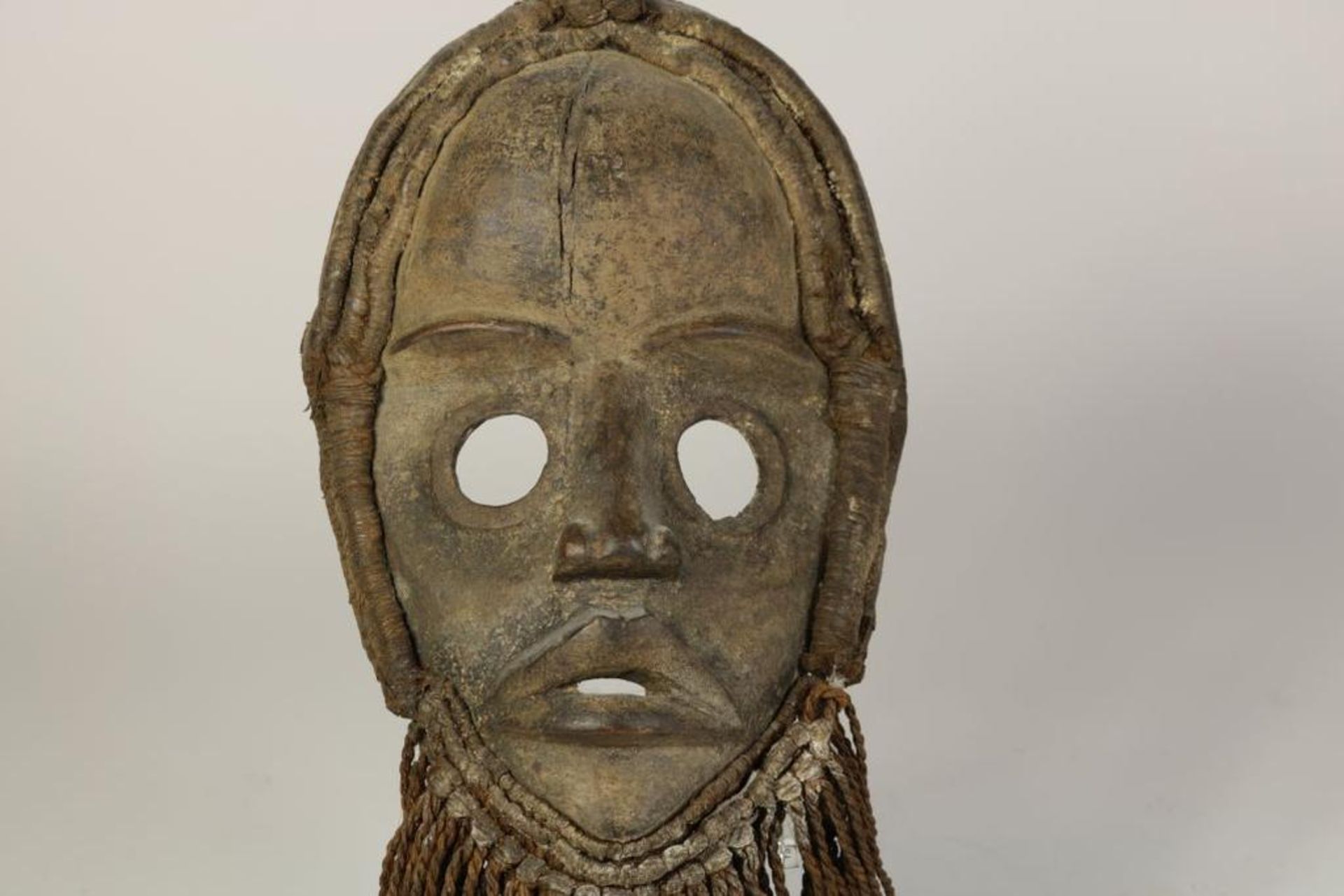 Mask, Côte d'Ivoire, l. 32 cm.Aangezichtsmasker met plantenvezel omkranst, Ivoorkust, Dan, l. 32 - Bild 2 aus 3