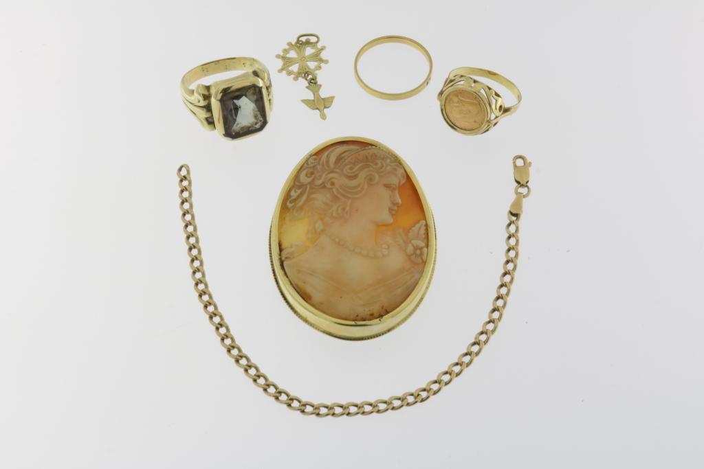 Lot of yellow gold jewellery, aw. shell cameo brooch, 585/000, gross w. 39 gr.Lot geel gouden