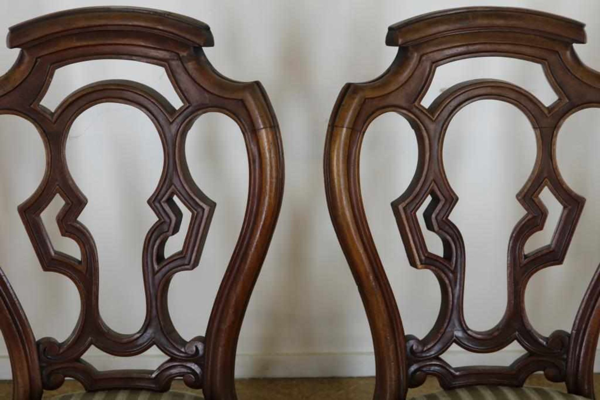 Serie van 4 mahonie stoelen met opengewerkte leuning en groen velourse zitting, 19e eeuw. - Bild 3 aus 3