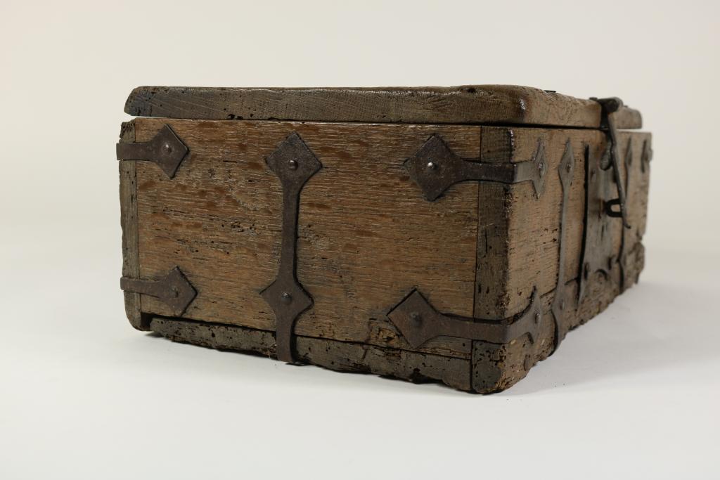 Oak small money trunk with iron, 17/18th century.Eiken geldkist met ijzeren banden en slotplaat, - Image 3 of 3