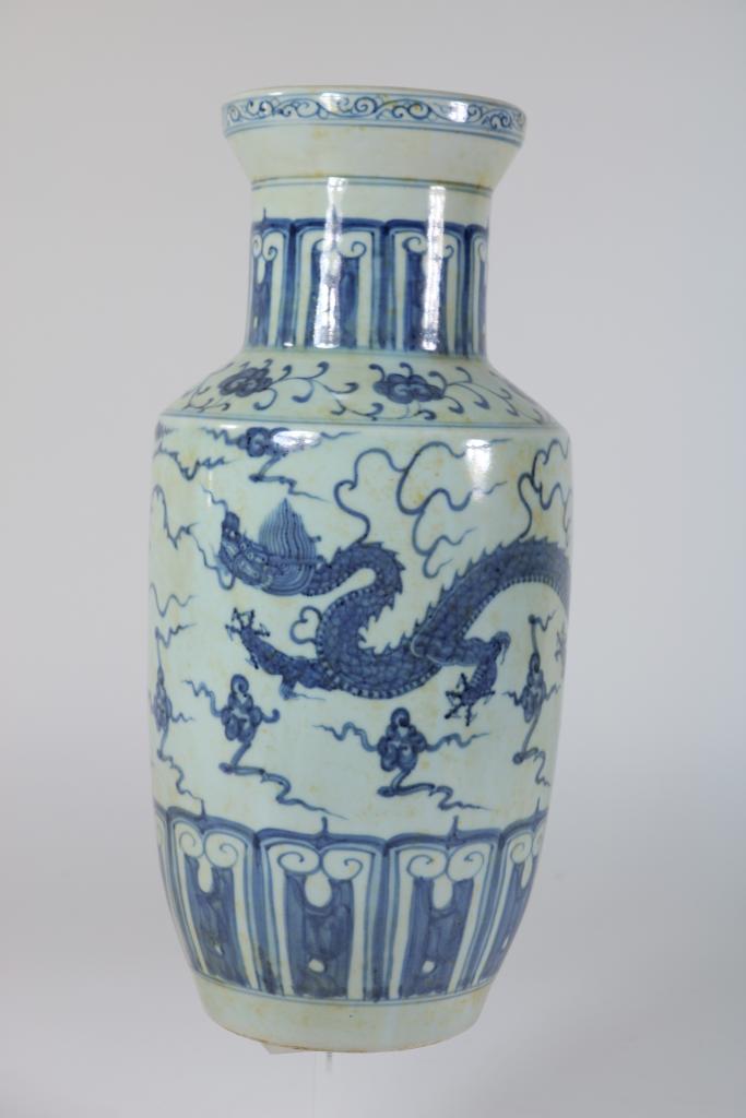 a lot of 7 porcelain vases, China 20th century.Lot van 4 porseleinen vazen en een pelgrimfles en - Image 10 of 13