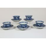Lot of 5 porcelain cup and saucers, China 19th century.Serie van 5 kop en schotels met bloem en