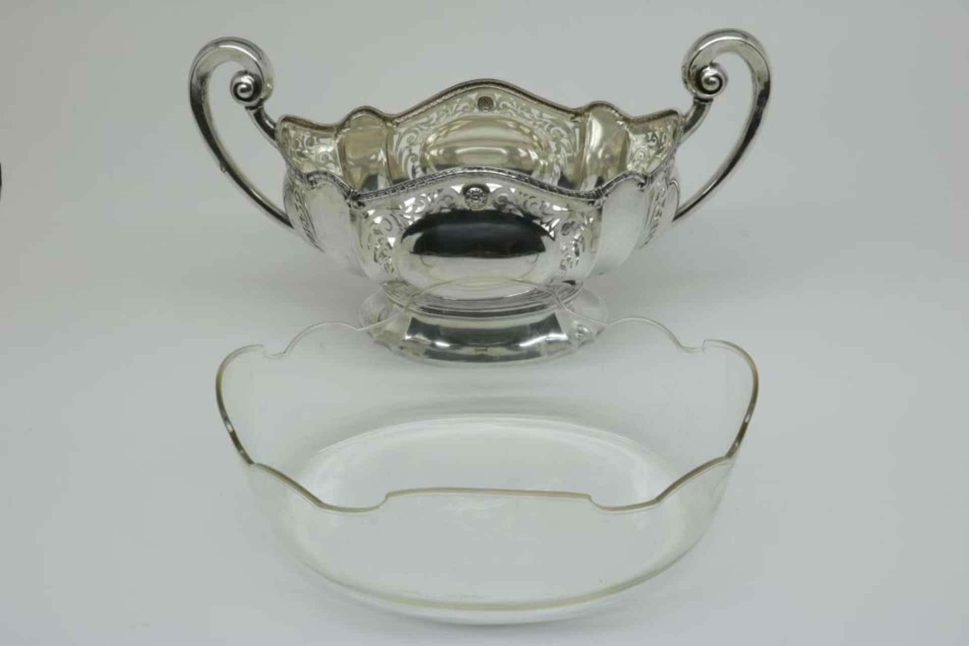 A silver centre piece with glas liner, 19th C. Germany, mark unidentiefied, 800/000, gross w. 1. - Bild 3 aus 3