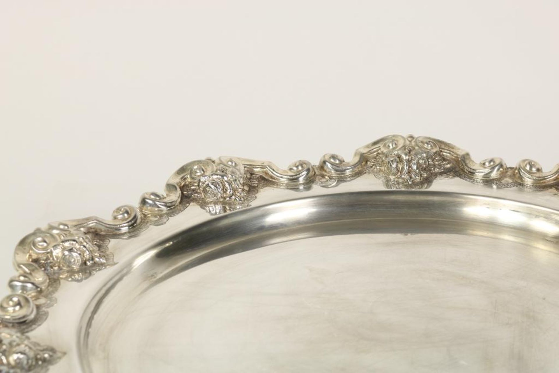 A lager silver plate with embossed edge with floral and cartouches, 925/000, gross w. 1300gr, - Bild 2 aus 4