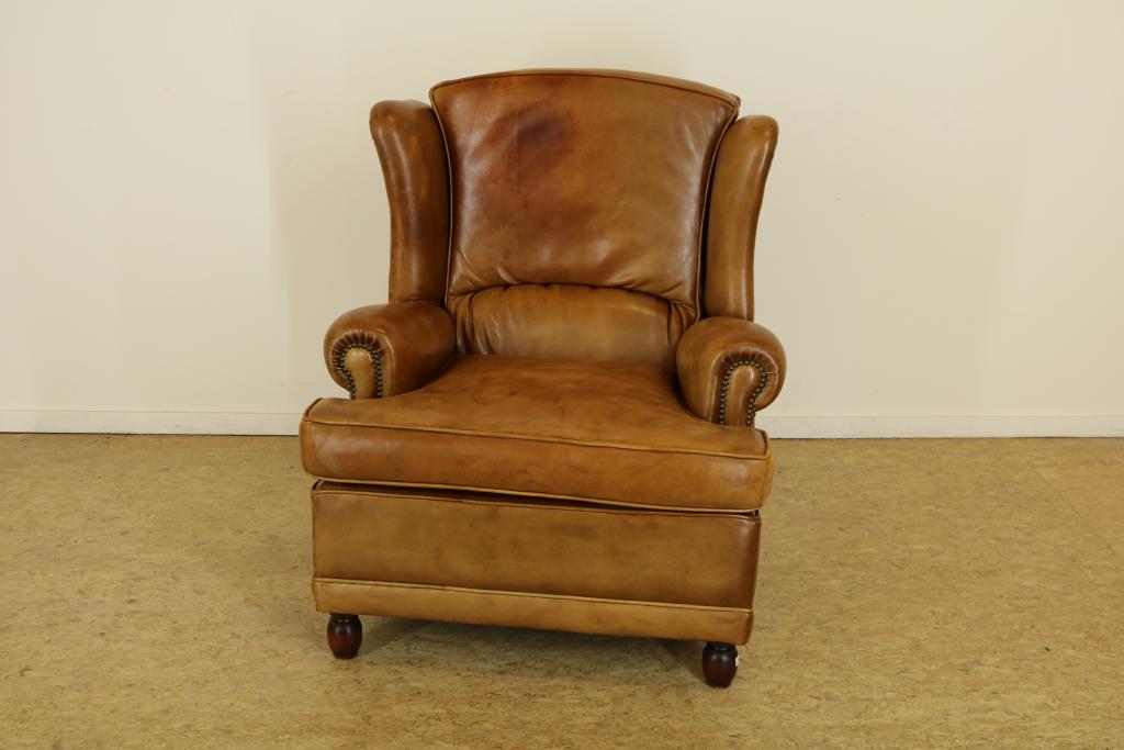 Chair with brown leatherOorfauteuil bekleed met bruin leer