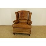 Chair with brown leatherOorfauteuil bekleed met bruin leer