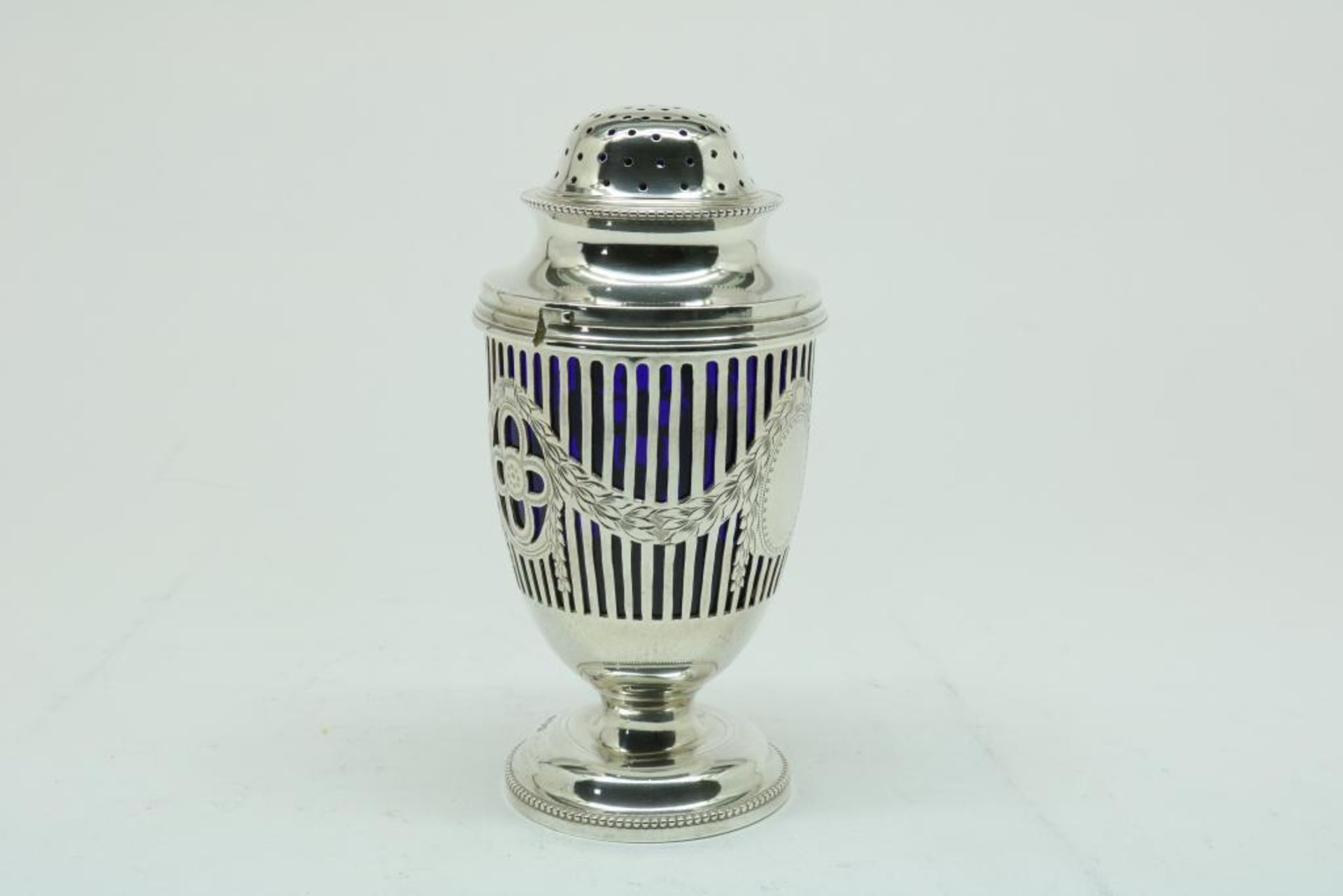 A silver sugar caster with blue glass liner, England, mm S. Blanckensee & Sons ltd, Chester, dl