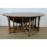 Oak gateleg table, 18th century.Eiken hangoortafel zgn. gateleg table, op gedraaide poten