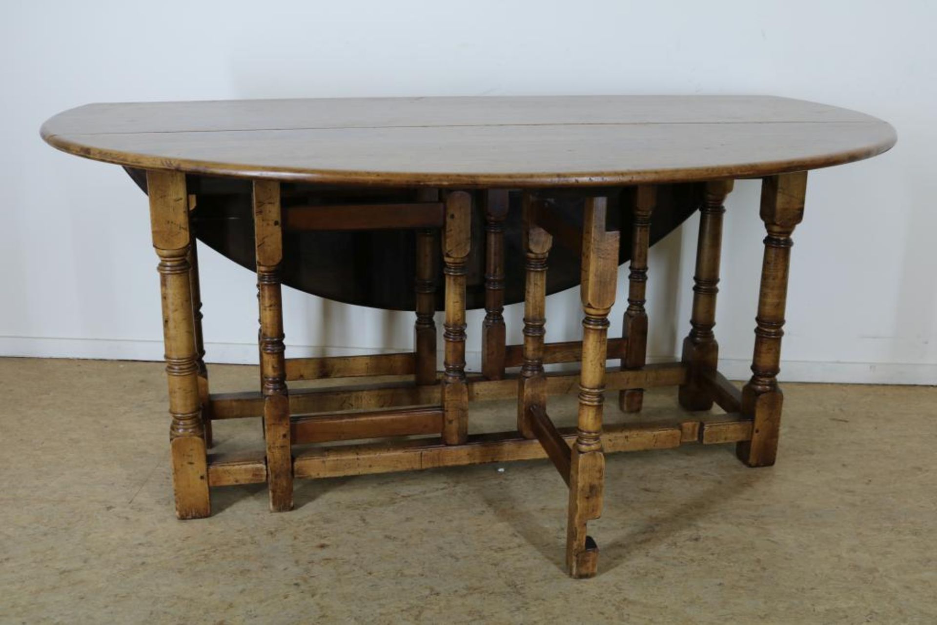 Oak gateleg table, 18th century.Eiken hangoortafel zgn. gateleg table, op gedraaide poten