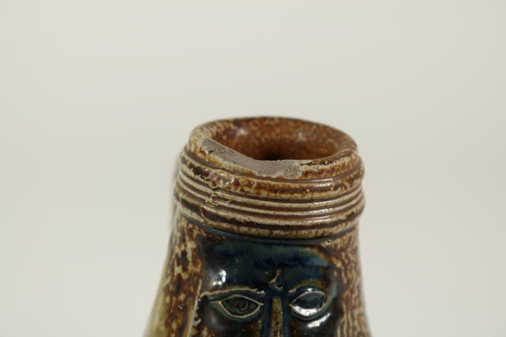 Stoneware bellarmine (beardman) jug, Frechen 17th century, h. 19 cm. (chip)Steengoed baardmankruik - Image 5 of 5