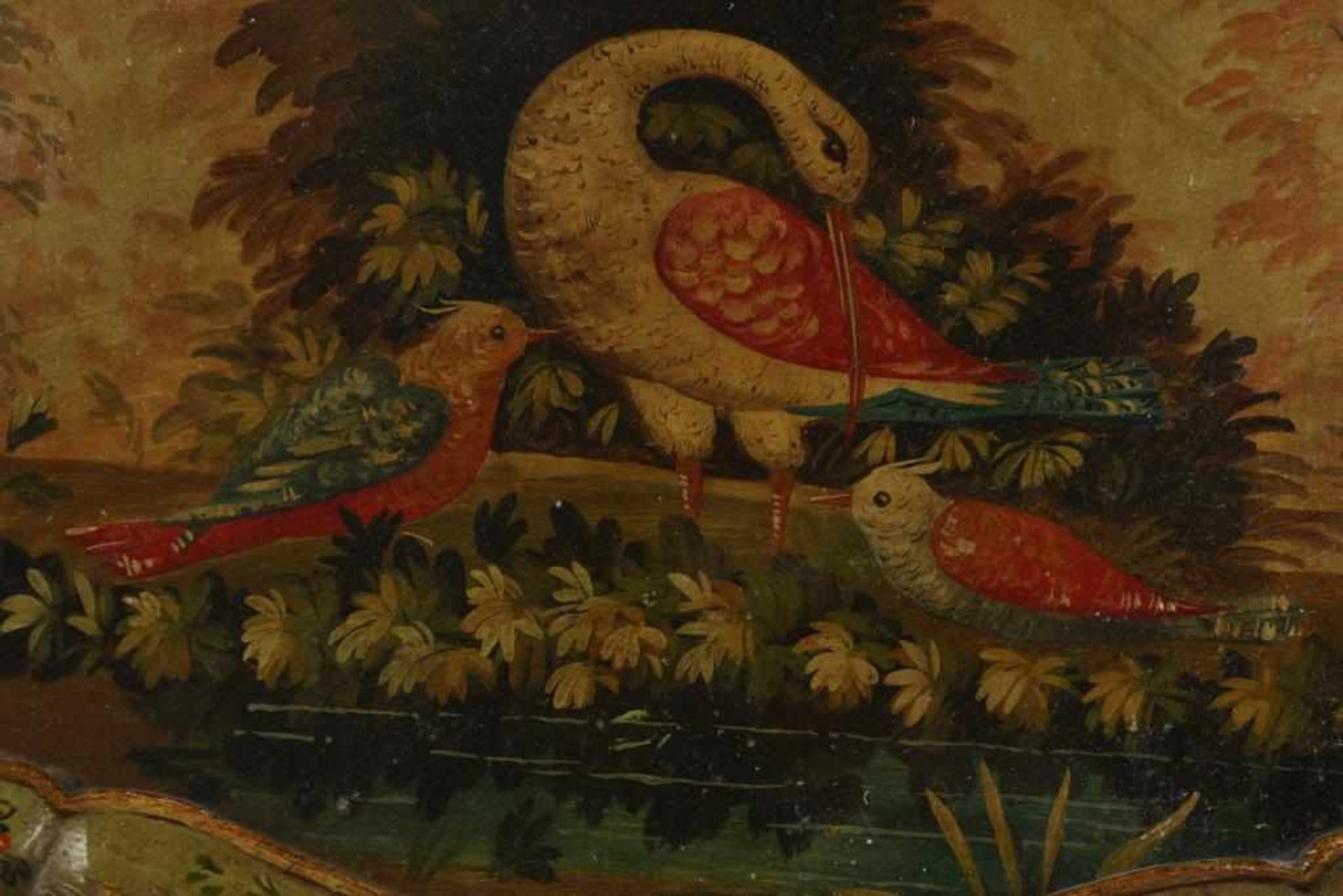 Polychroom houten dienblad met beschilderd decor van vogels in landschap, 56 x 42 cm. - Bild 2 aus 3