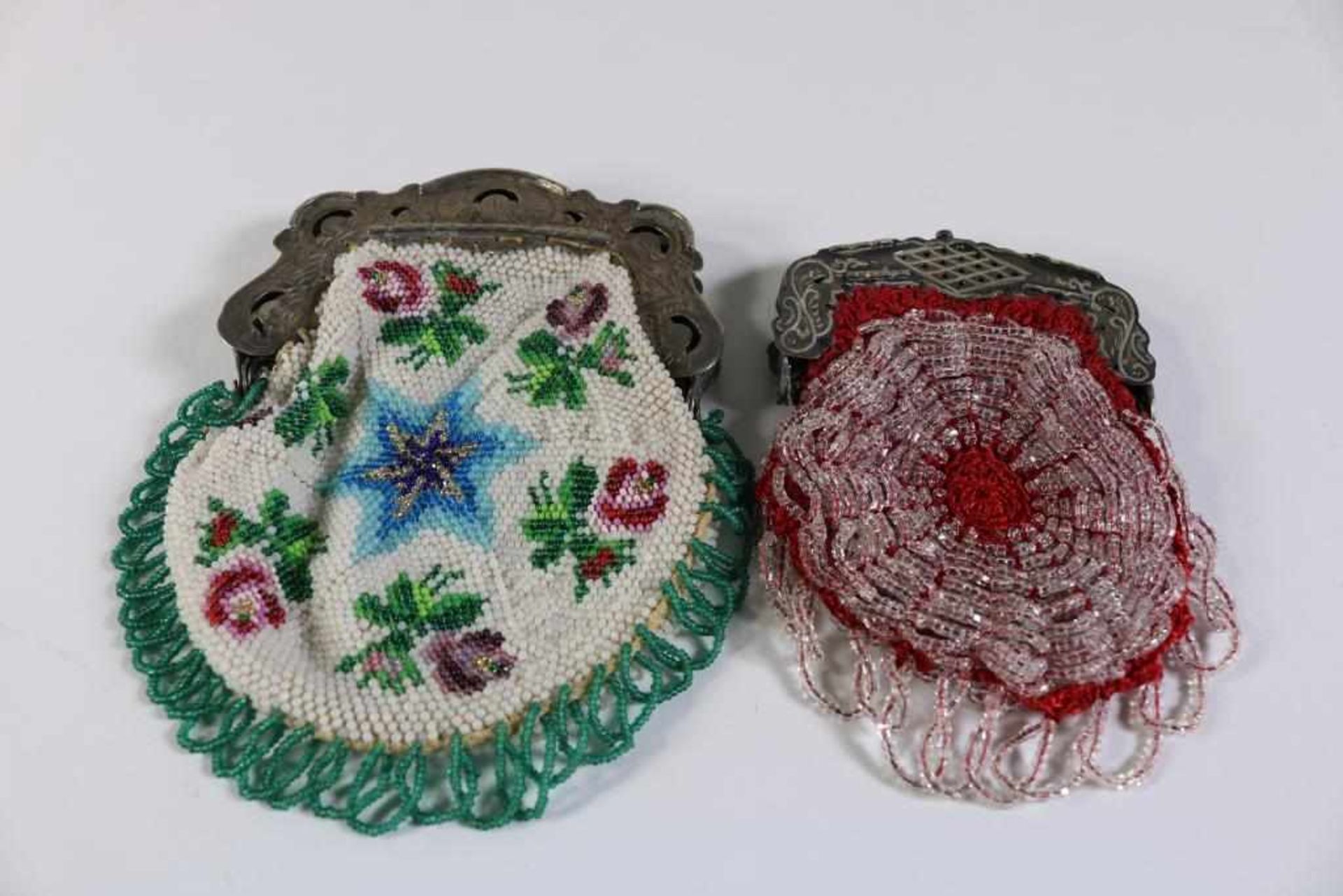 Lot of 2 beaded textile purses with silver mount. 19e century. Widths of the silver mounts