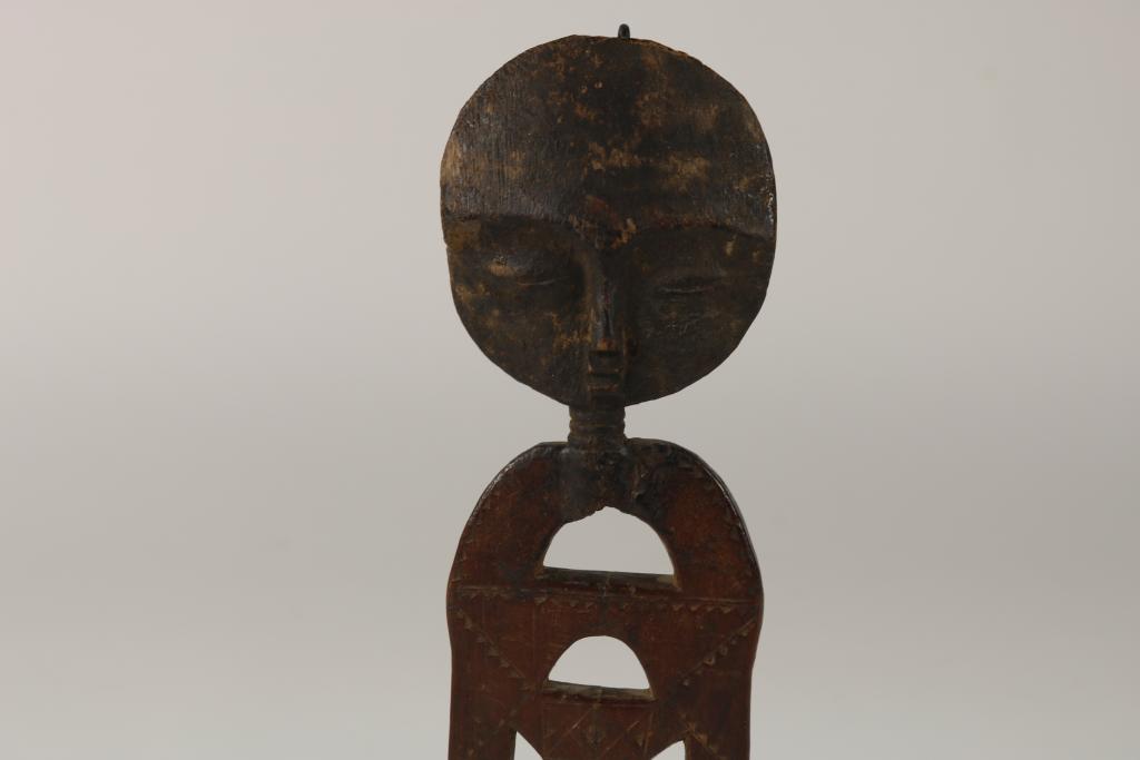 Lot of 9 African objects, w.o. Sepik, 2 Mossi flutes, Akan hair comb.Lot van 2 Sepik - Image 12 of 12