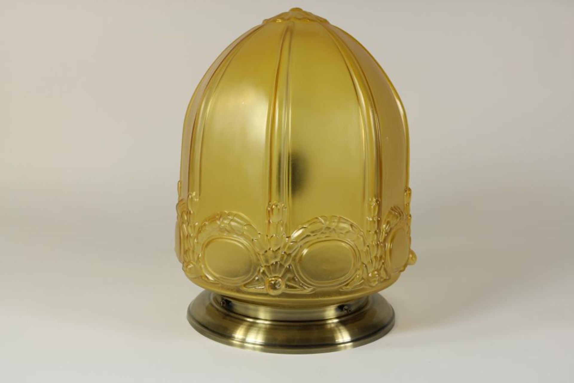 Plafonniere lamp met geel glazen kap met relief van guirlandes, h. 40 cm.