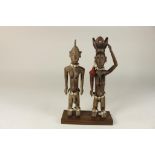 a pair of wooden Senufo-stijl sculptures, h. 35 cm.Stel houten staand antropomorf Senufo-stijl