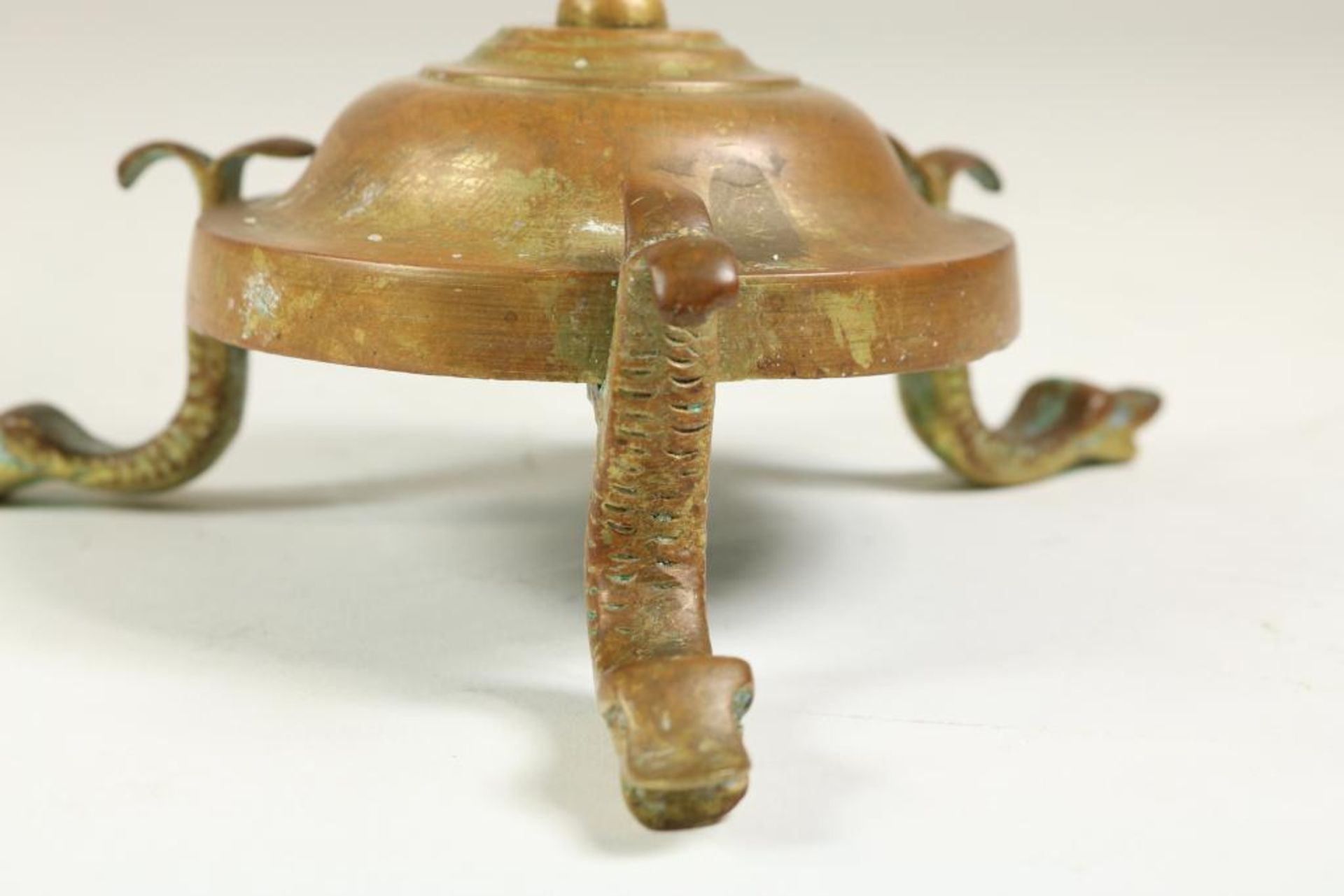 Bronzen 9-lichts Chanoeka kandelaar met Davidster op 3 dolfijnen poten, met resten goudlak, h. 34