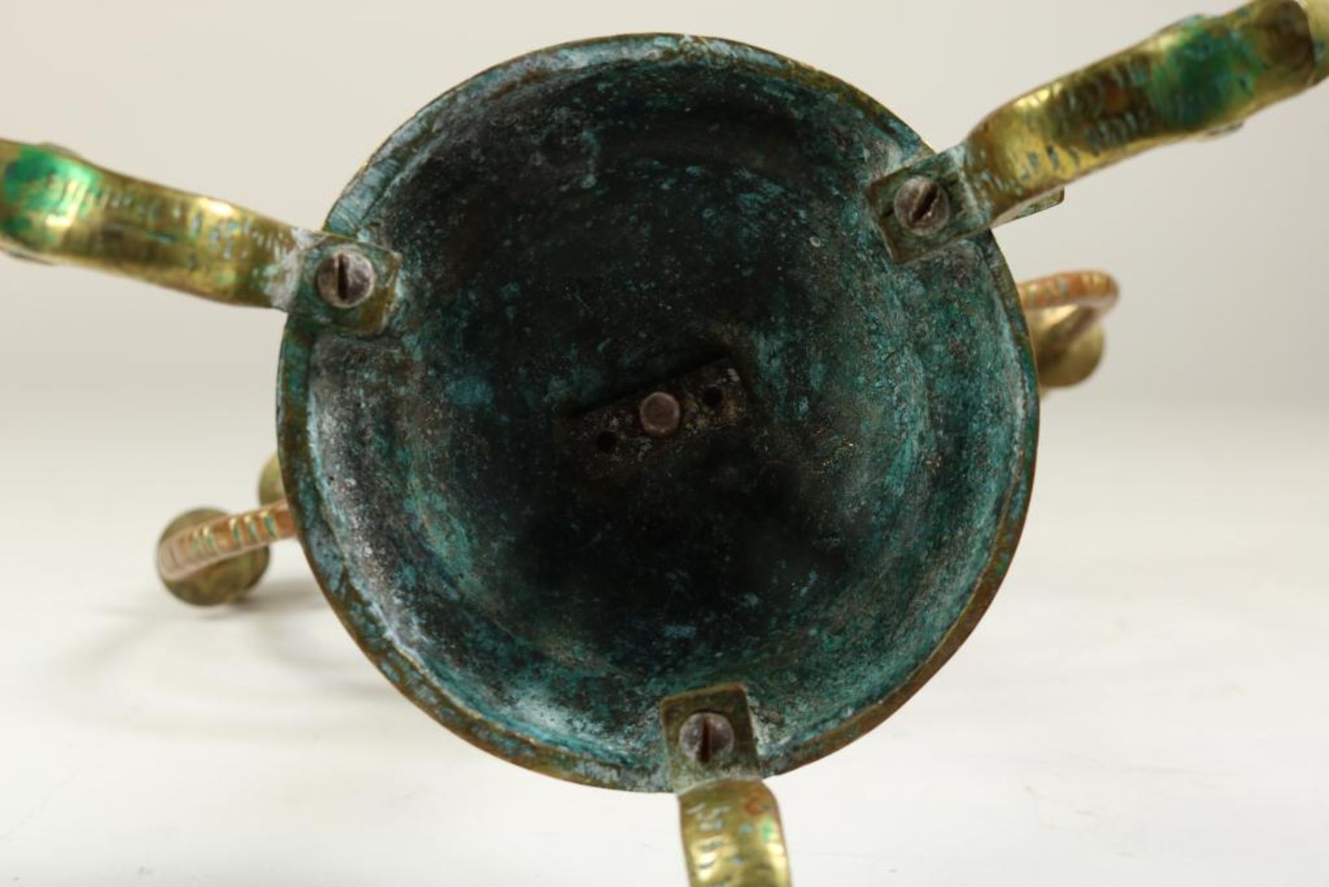 Bronzen 9-lichts Chanoeka kandelaar met Davidster op 3 dolfijnen poten, met resten goudlak, h. 34 - Bild 4 aus 4