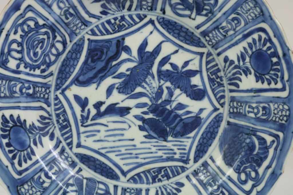 Porcelain Wanli dish, China ca. 1600, diam. 22 cm.Porseleinen Wanli bord met centraal decor van - Image 2 of 4