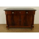 Mahonie Empire commode met zwartmarmeren blad, een lade en 2 paneeldeuren geflankeerd door pilaren