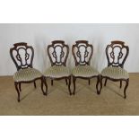 Serie van 4 mahonie stoelen met opengewerkte leuning en groen velourse zitting, 19e eeuw.