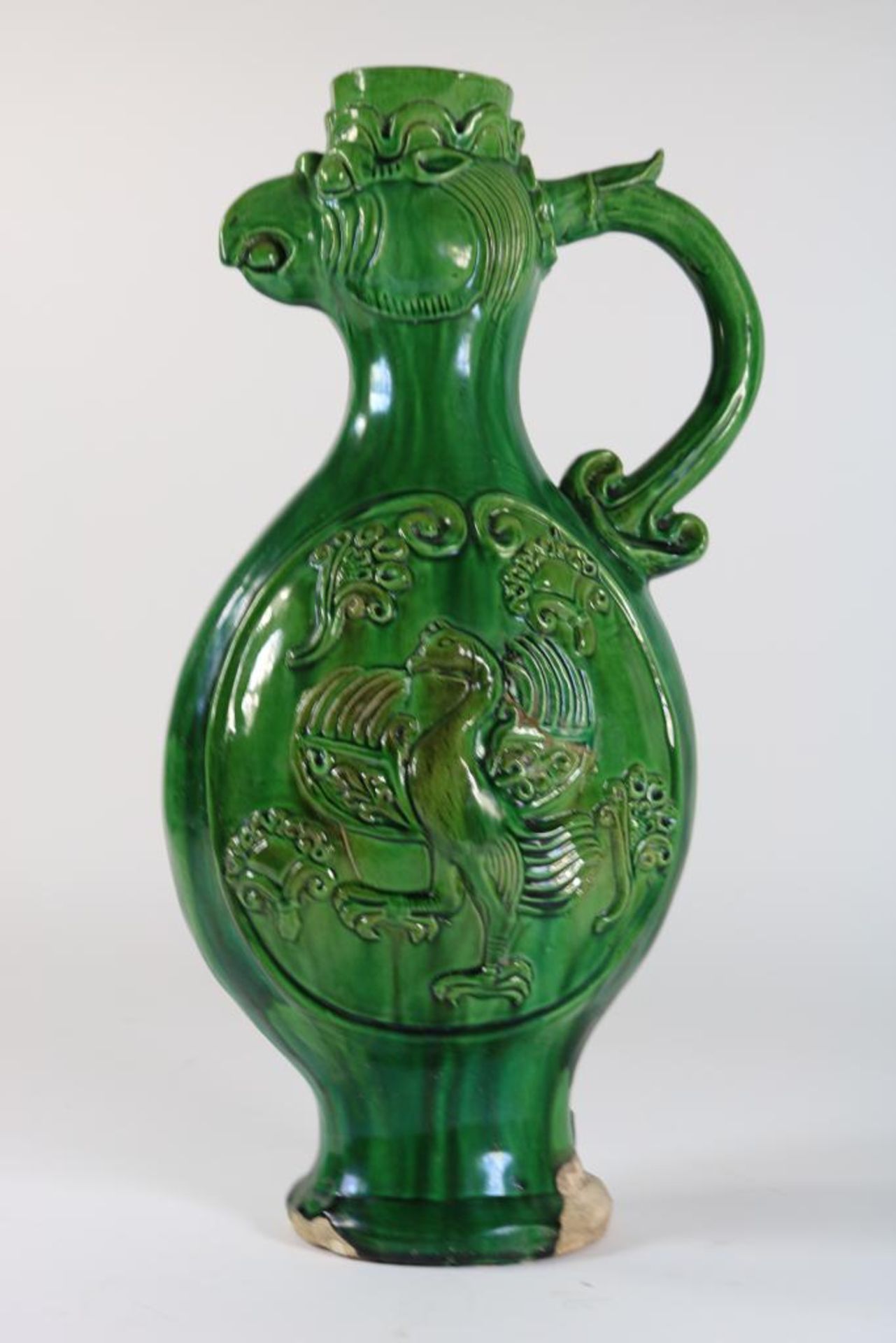 Pottery sancai glazed Tang-stijl ewer with phoenix head, China 20th century, h. 48 cm.Aardewerk