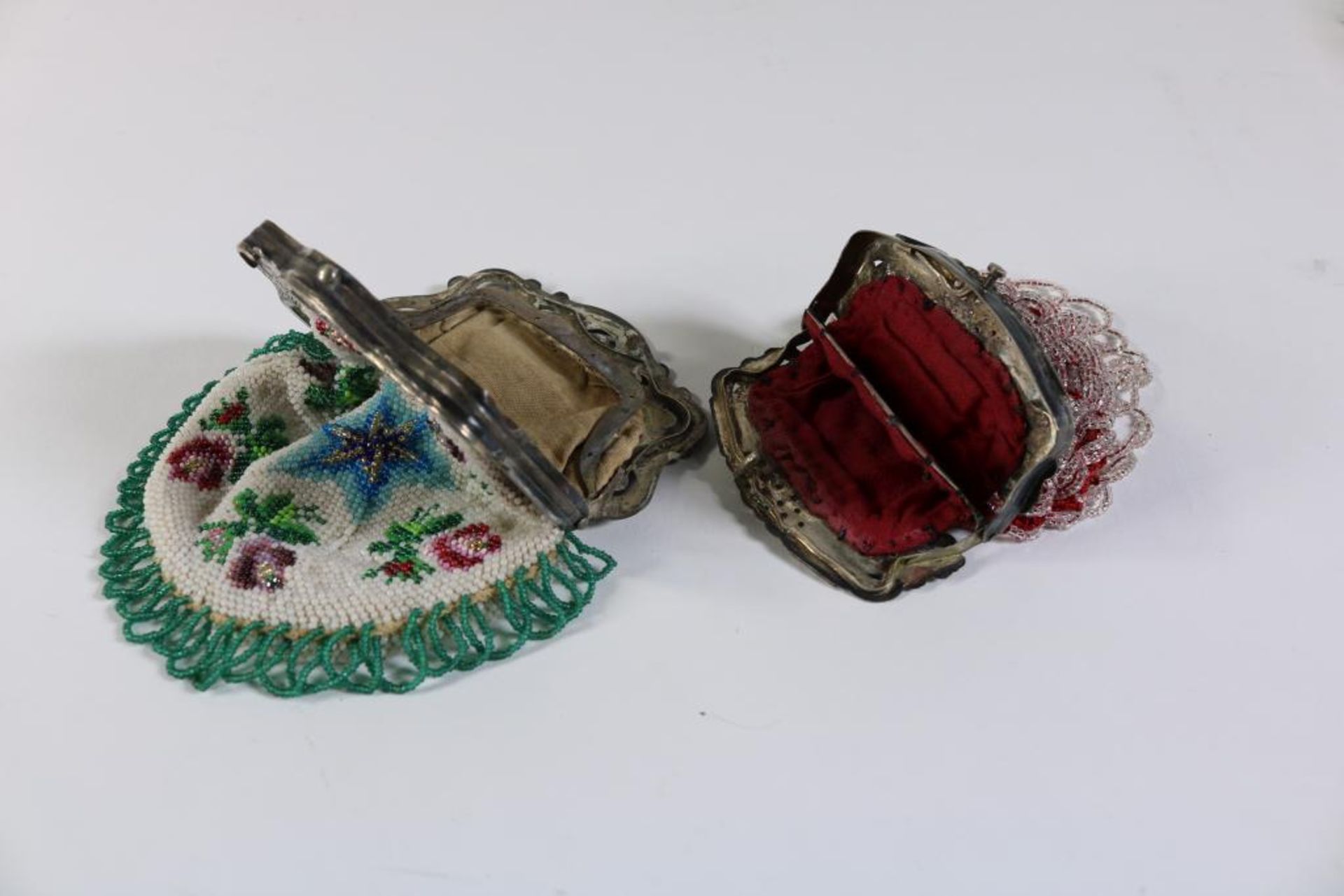 Lot of 2 beaded textile purses with silver mount. 19e century. Widths of the silver mounts - Bild 2 aus 4