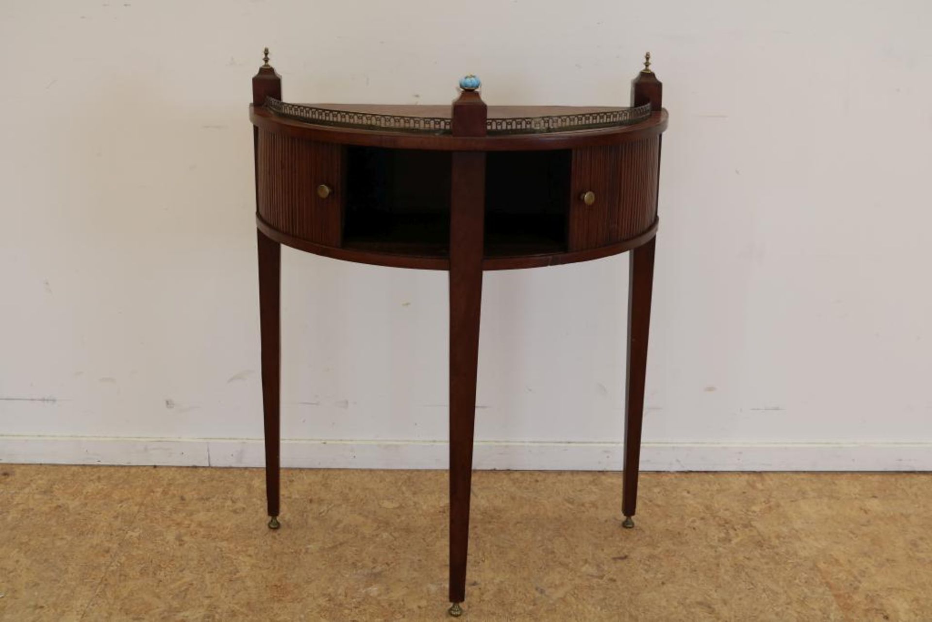 Mahogany crescent table with two roll doors, h. 82, w. 66, d. 34 cm.Mahonie halve maantafel met 2 - Bild 2 aus 4