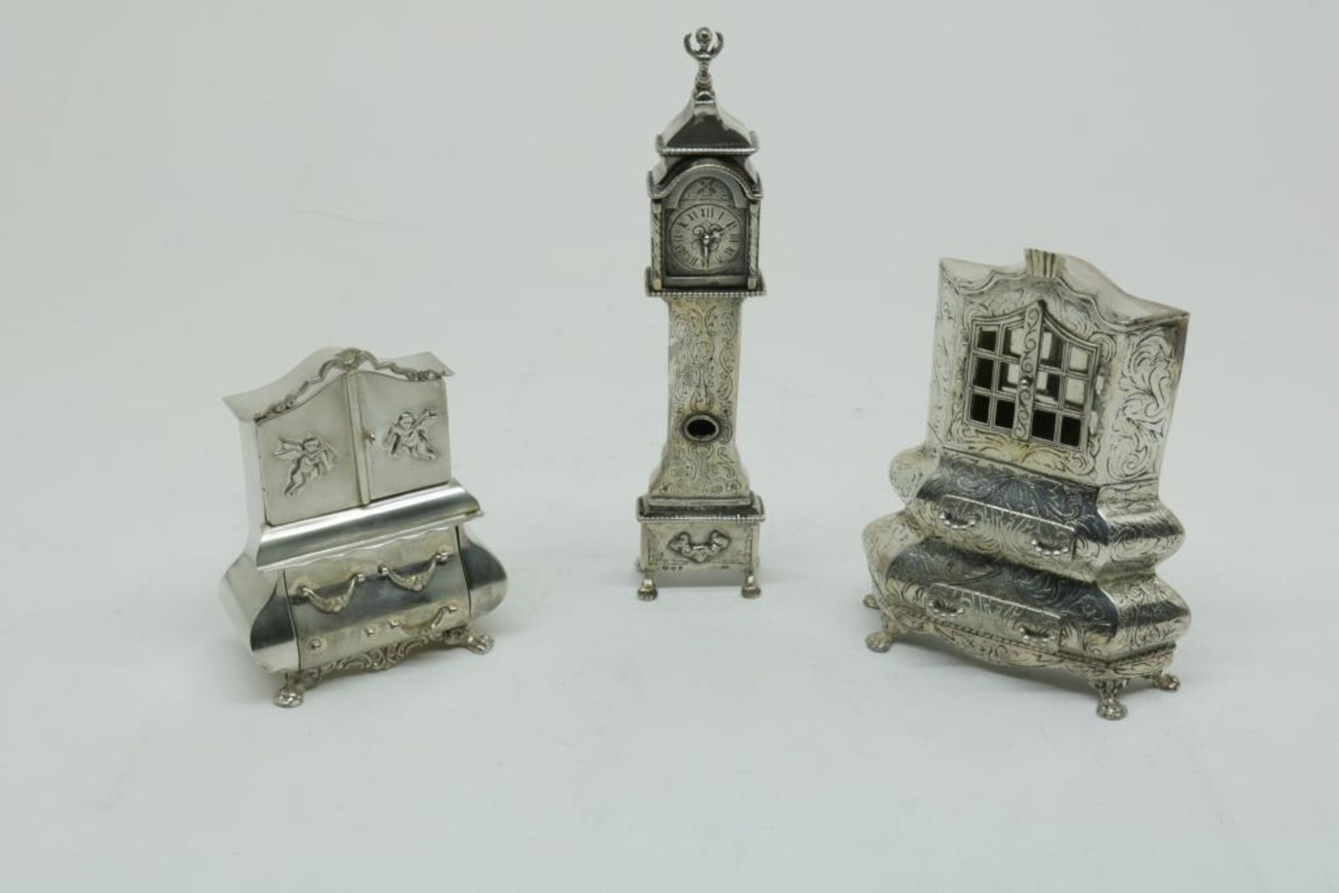 Lot div. silver miniatures, ao. clock, 835/000, gross w. 371gr, defects.Lot divers zilveren