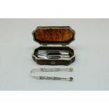 A tortoise box with silver sugar spoon, Dutch, 835/000, width 15cm. Herewith six plate cake forks.