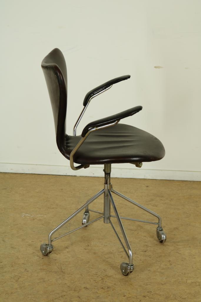 Retro design desk chairFritz Hansen bureau stoel bekleed met bruin skai rustend op zwenk wieltjes - Image 2 of 3