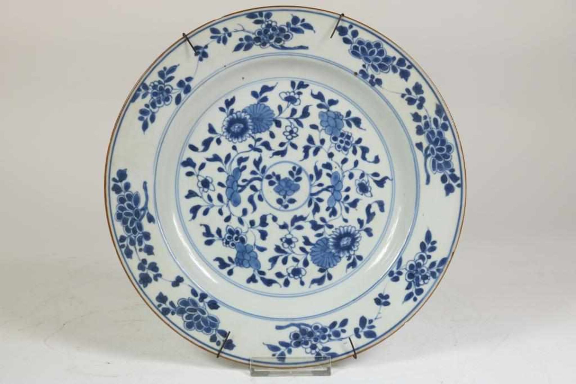 Porcelain dish with flower basket and bads, China 18th century, and 2 Qianlong dishes, China 18th - Bild 6 aus 7