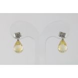 A pair of white gold earringsd with citrine briolet cut and brilliants, 18kt.Een paar witgouden