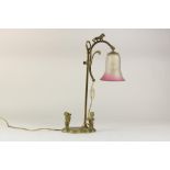 Koperen bureaulamp met 2 muziekspelende kinderen en glazen kap, h. 50 cm.