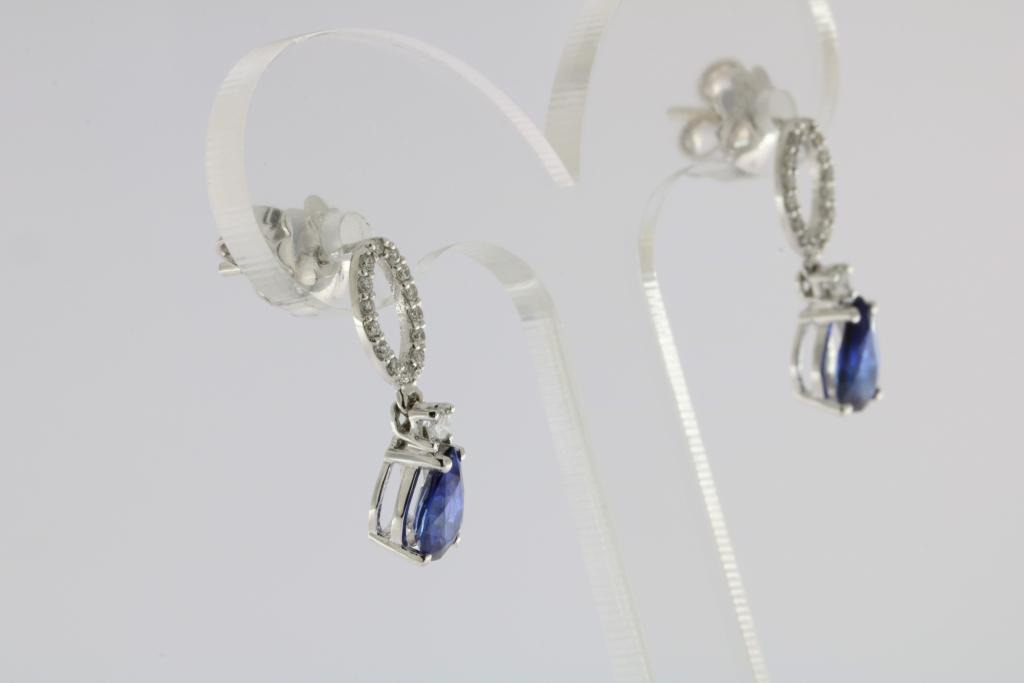 A set of white gold earrings with sapphire, total ca. 1.20ct, and diamands, total ca. 0.30ct, 750/ - Image 2 of 3