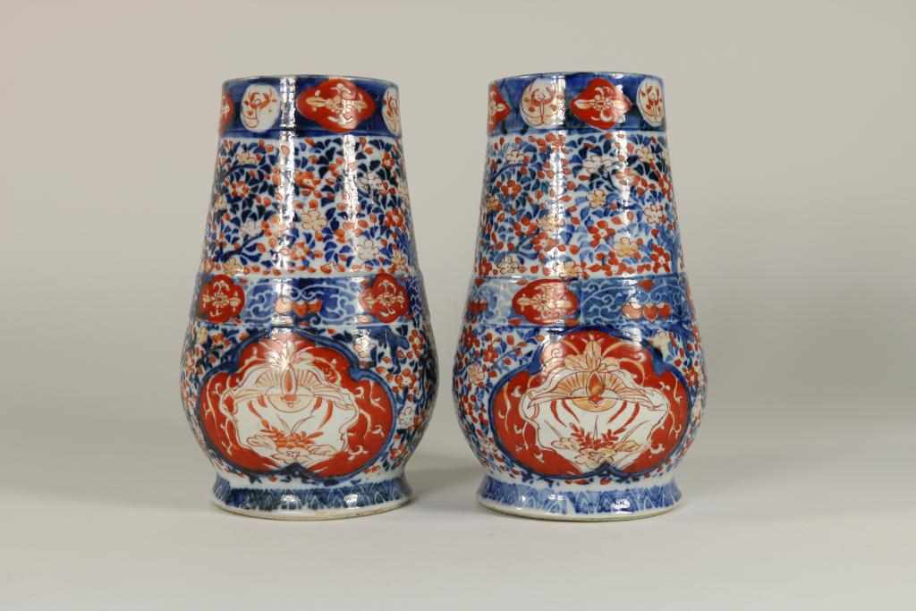 Pair of porcelain vases with imari decor, Japan Meiji-period (1868-1913), h. 25 cm.Stel