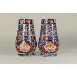 Pair of porcelain vases with imari decor, Japan Meiji-period (1868-1913), h. 25 cm.Stel