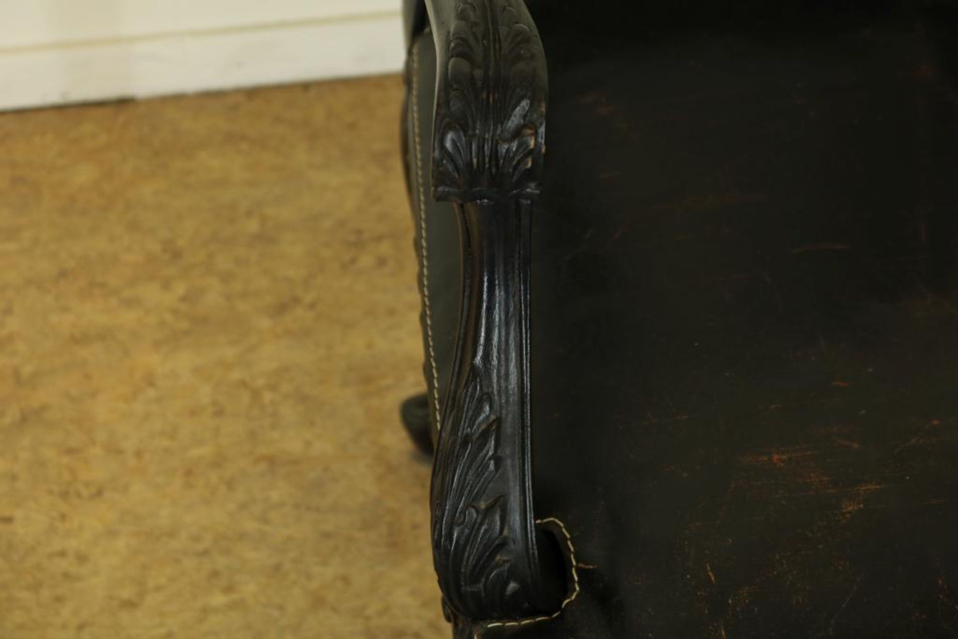 Zwartlak dames fauteuil bekleed met zwart leer, en zebra print waarop achterzijde: "Queen", - Bild 3 aus 4