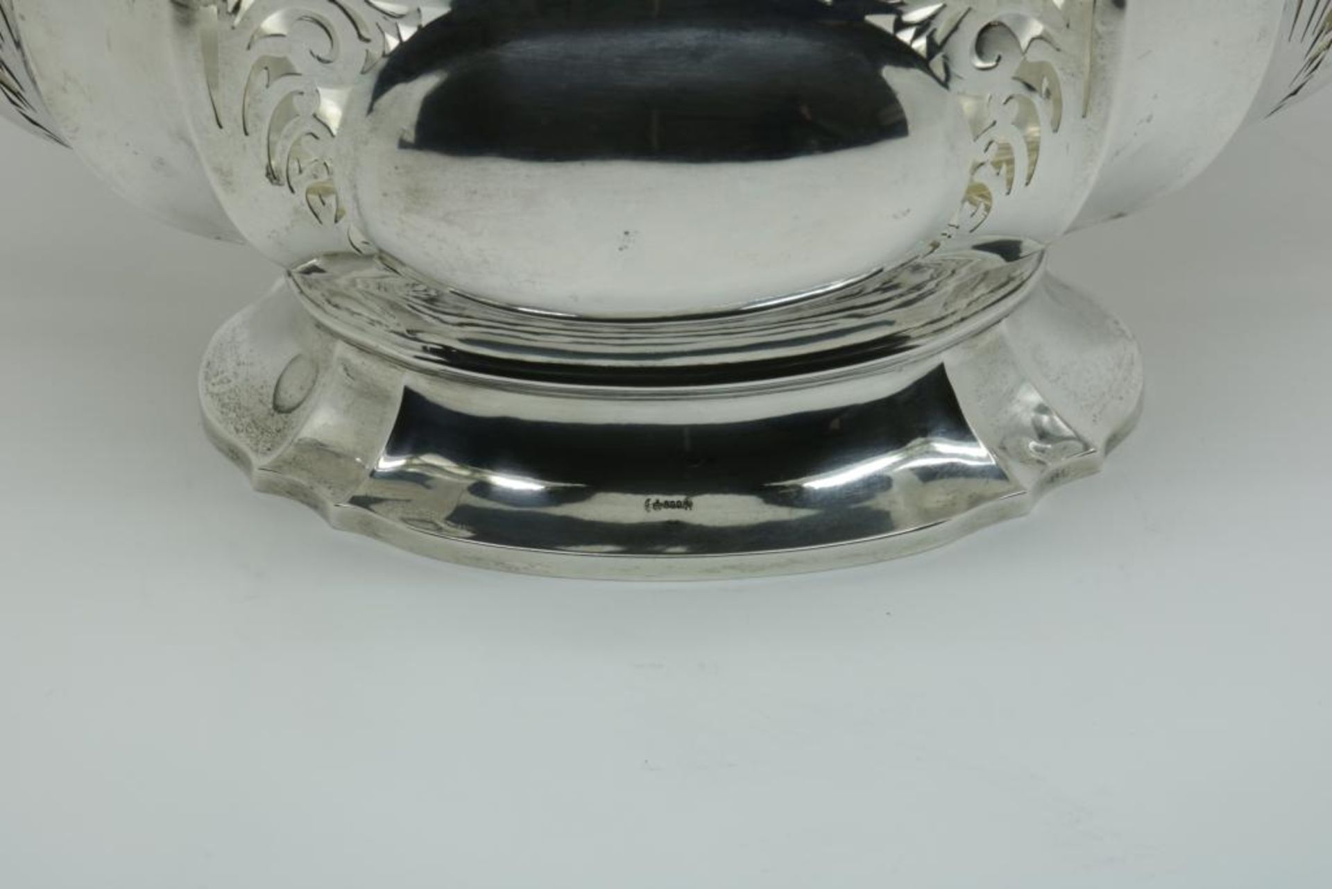 A silver centre piece with glas liner, 19th C. Germany, mark unidentiefied, 800/000, gross w. 1. - Bild 2 aus 3