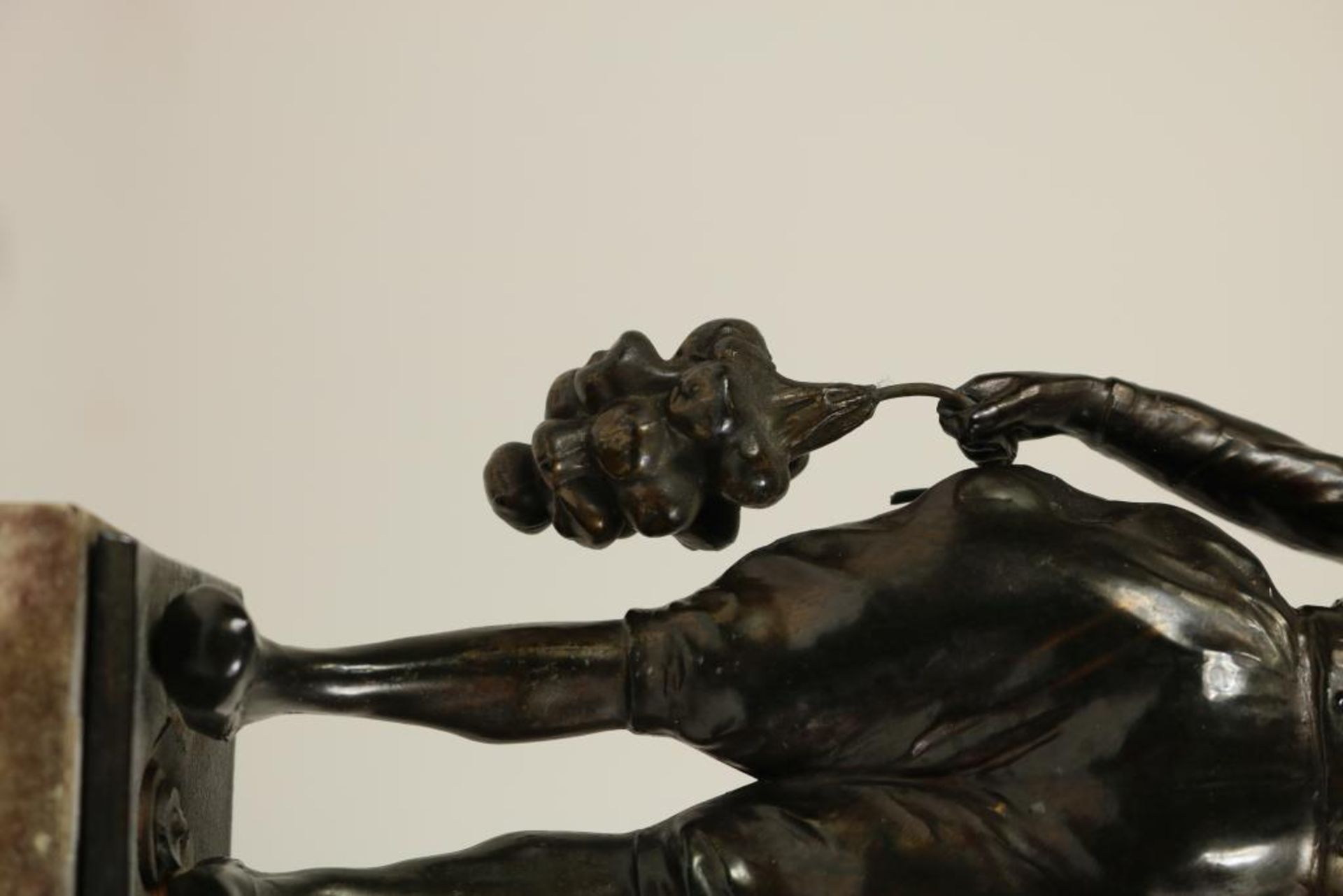 Bronzen sculptuur van boer met fruittros op marmeren voet, h. 26 cm. - Bild 3 aus 4