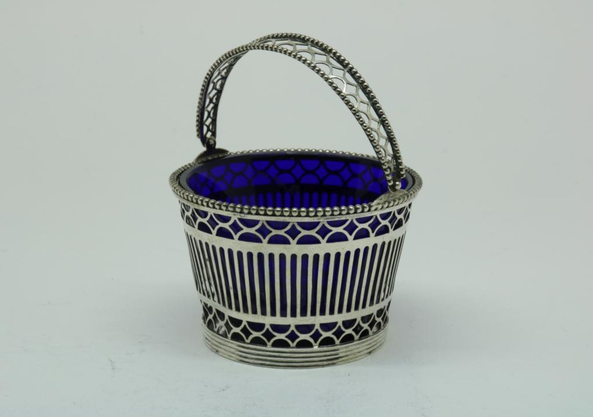 A silver ajour basket with blue glass liner, mm Gebr. Seton, Schoonhoven, dl 1911, 835/000, gross w.