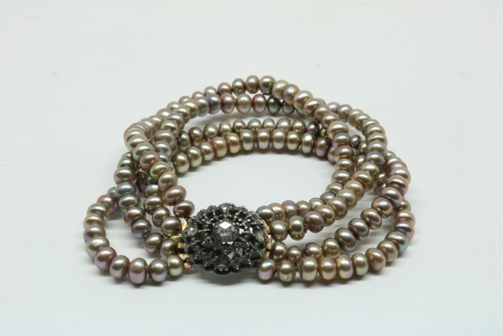 A pearl bracelet with 19th century lock set with diamonds and a pearl necklace, gross w. 130gr, - Image 3 of 4