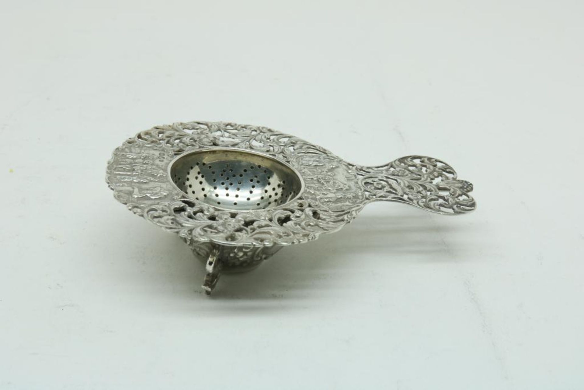 Lot silver, two salts with one liner and a tea strainer with stand, resp 925/000 and 835/000, - Bild 2 aus 3