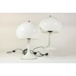 A pair of 2 design white table lamps, h. 39 cm.Stel wit design tafellampjes, h. 39 cm.