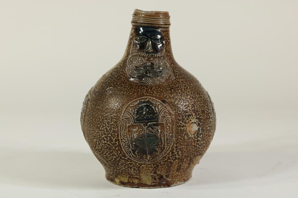 Stoneware bellarmine (beardman) jug, Frechen 17th century, h. 19 cm. (chip)Steengoed baardmankruik - Image 2 of 5