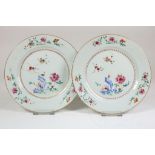 a pair of Qianlong dishes, China 18th century.Stel porseleinen Qianlong borden met famille rose