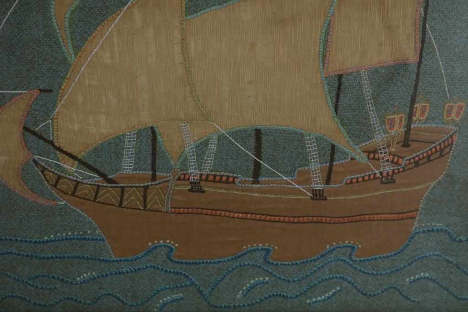 Mahonie haardscherm met geborduurde decoratie van zeilschip, h. 86 cm. - Bild 2 aus 2